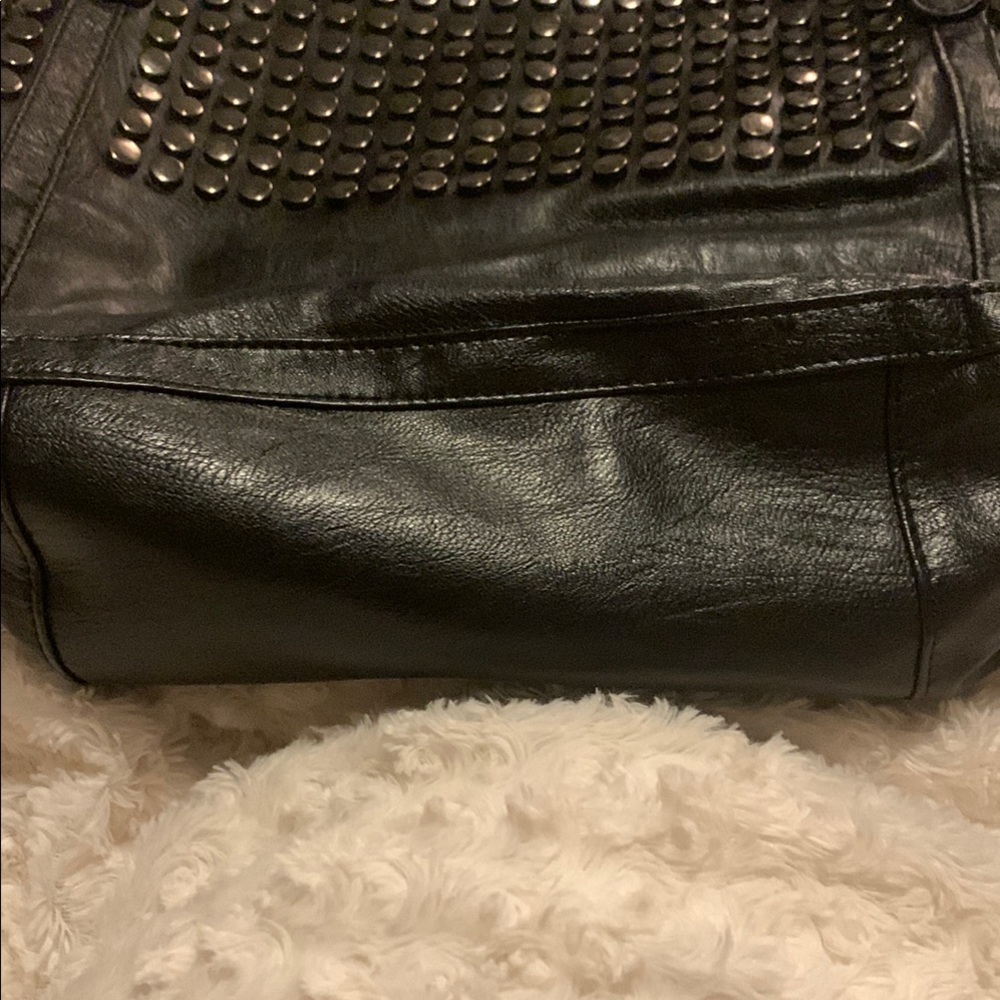 Elegant Black Woven Handbag - Picture 2 of 5